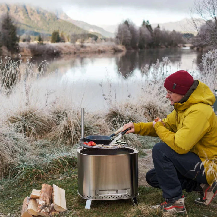Fire Pit Brasa 50
 - man cooking on grill out in the wild
